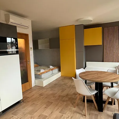 Yellow Apartment Deluxe Brno Exterior photo