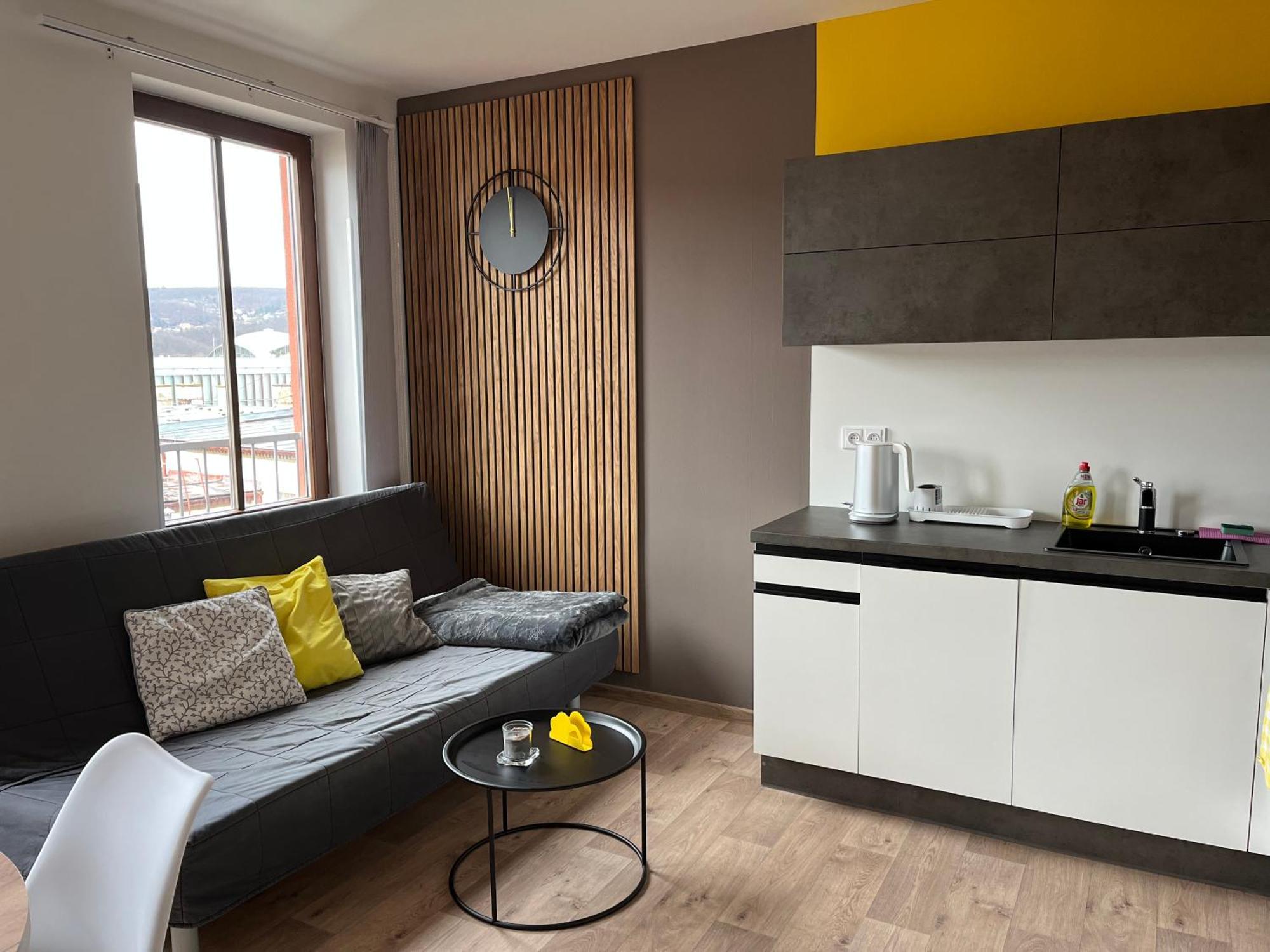 Apartment Yellow Deluxe